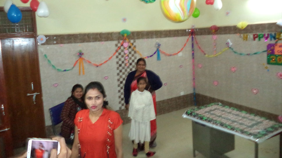 हॉस्पिटल के रूम में न्यू ईयर की पार्टी सेलिब्रेट करती हुईं नर्सें. हॉस्पिटल के रूम में न्यू ईयर की पार्टी सेलिब्रेट करती हुईं नर्सें.