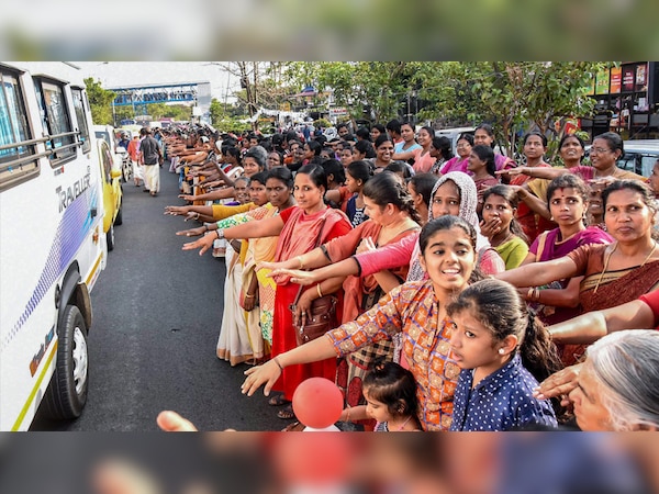  स्वास्थ्य मंत्री के के शैलजा ने कासरगोड में महिला मानव श्रृंखला का नेतृत्व किया.