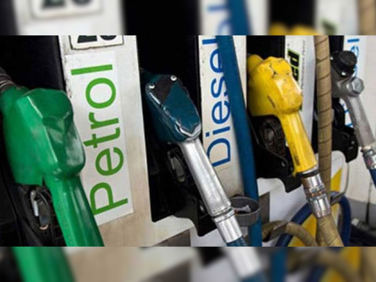 इमरान खान ने कहा कि उनकी सरकार ने नववर्ष के तोहफे के तौर पर पेट्रोल और डीजल की कीमतें कम कर दी हैं.(फाइल फोटो)
