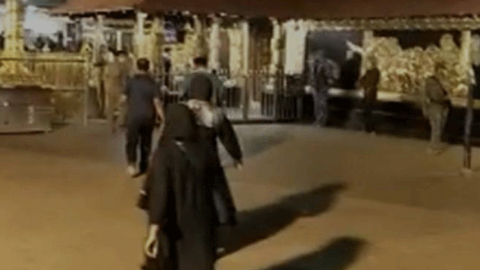 सबरीमाला मंदिर में पहली बार पूजा करने पहुंची महिलाएं, देखिए VIDEO