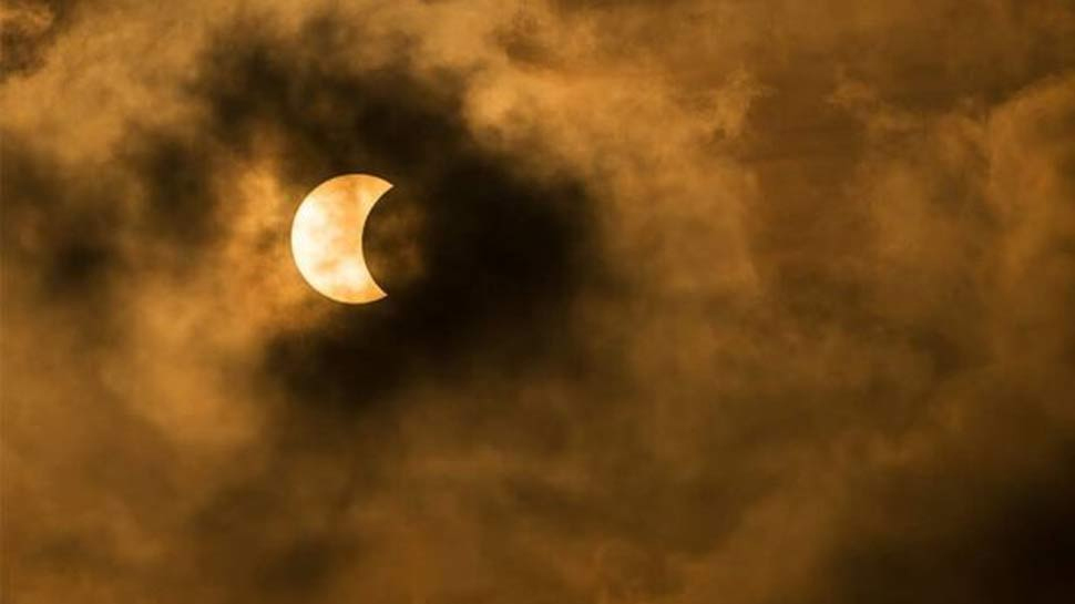 साल का पहला ग्रहण 6 जनवरी मतलब इस महीने के पहले रविवार को पड़ने वाला है.प्रतीकात्मक फोटो साल का पहला ग्रहण 6 जनवरी मतलब इस महीने के पहले रविवार को पड़ने वाला है.प्रतीकात्मक फोटो