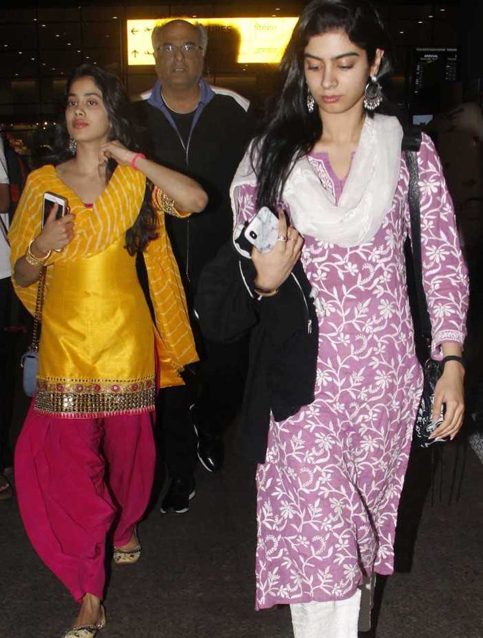 खुशी कपूर, जाह्नवी कपूर और बोनी कपूर Kapoor Family