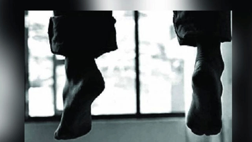 नोएडा में बुजुर्ग ने किया सुसाइड, एक हफ्ते तक पंखे से लटकी रही लाश नोएडा में बुजुर्ग ने किया सुसाइड, एक हफ्ते तक पंखे से लटकी रही लाश