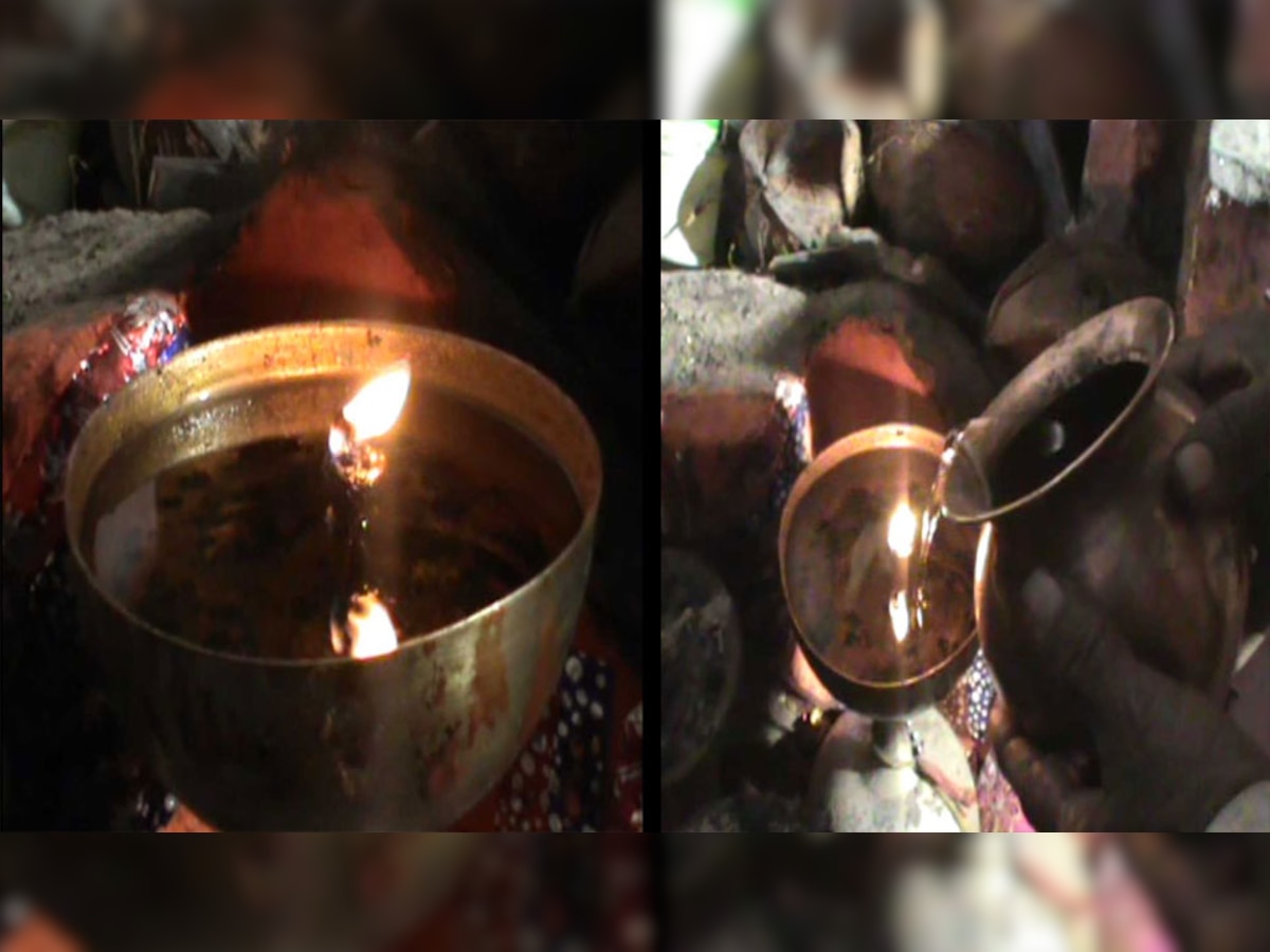 आधे तेल और आधे पानी को मिलाकर अखंड दीपक की ज्योत जलाई जाती है.