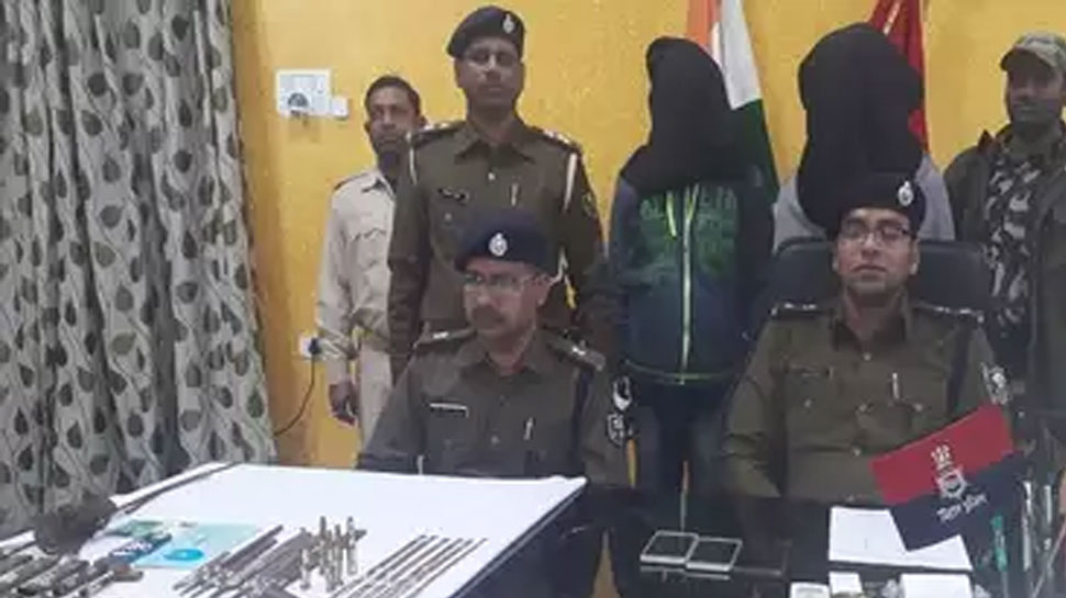 मुंगेरः दो हथियार तस्कर गिरफ्तार, छापेमारी में जमीन के अंदर से मिले कई हथियार