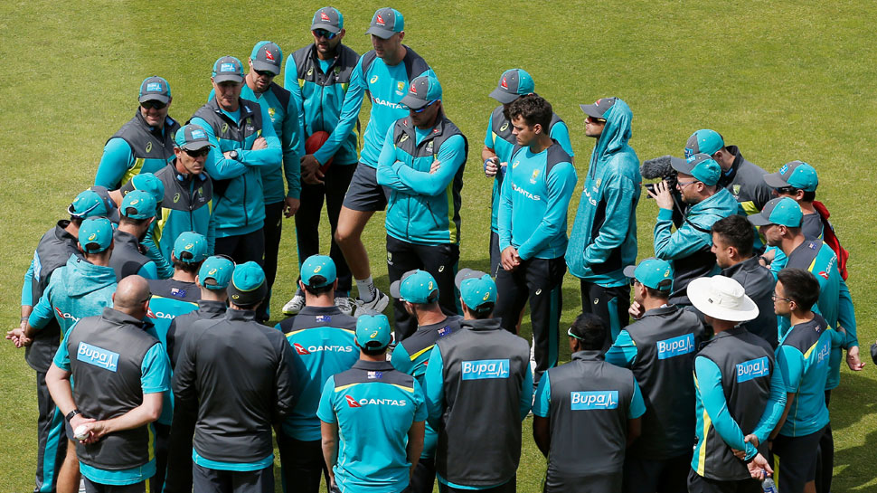 ऑस्ट्रेलिया के कोच जस्टिन लेंगर अपनी टीम के खिलाड़ियों के साथ. (फोटो: Reuters) ऑस्ट्रेलिया के कोच जस्टिन लेंगर अपनी टीम के खिलाड़ियों के साथ. (फोटो: Reuters)