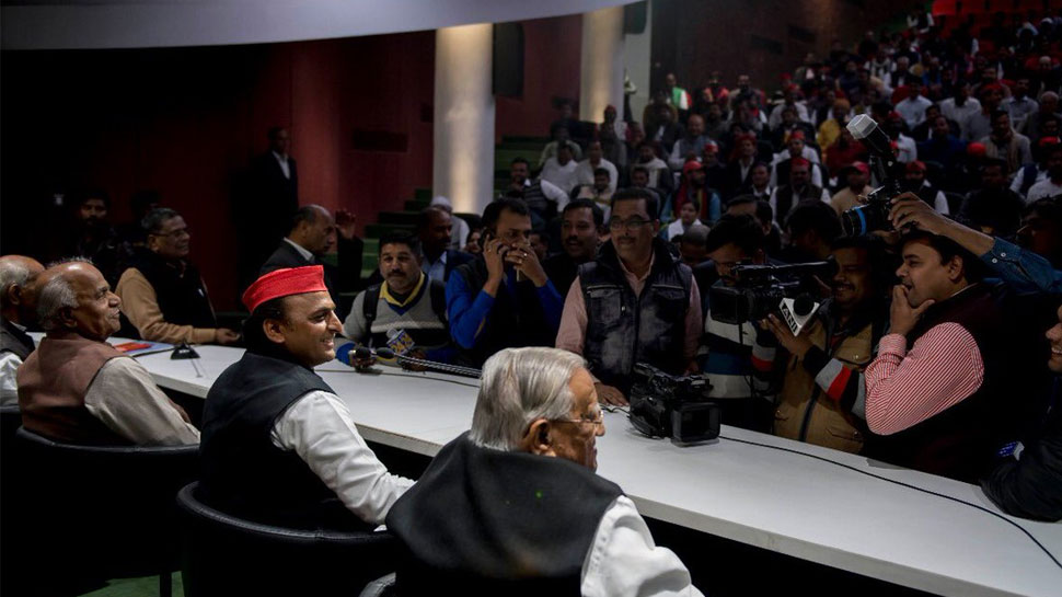 अखिलेश ने फिर किया वार, कहा- '2019 का पहला लक्ष्य BJP को दिल्ली से हटाना' अखिलेश ने फिर किया वार, कहा- '2019 का पहला लक्ष्य BJP को दिल्ली से हटाना'
