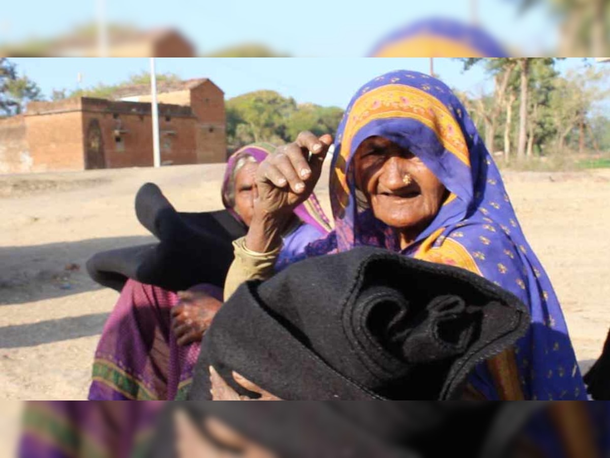 बुंदेलखंडः ठिठुरती सर्दी में गर्माहट बांट रहा युवाओं का समूह