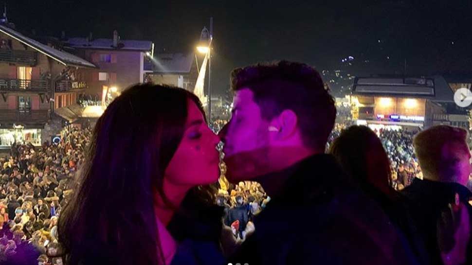 किस करके मनाया न्यू ईयर Kissing
