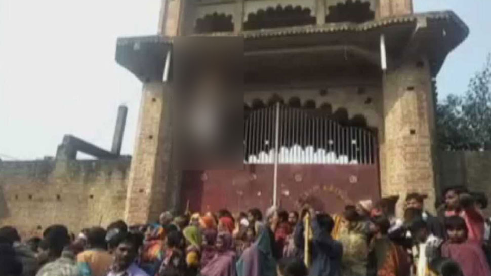रायबरेली में मंदिर के गेट पर लटका मिला पुजारी का शव, 4 के खिलाफ केस दर्ज