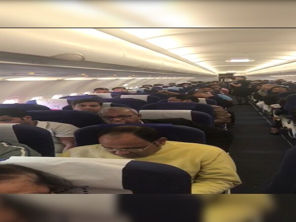 इंडिगो फ्लाइट में यात्री तीन घंटे तक रहे परेशान.