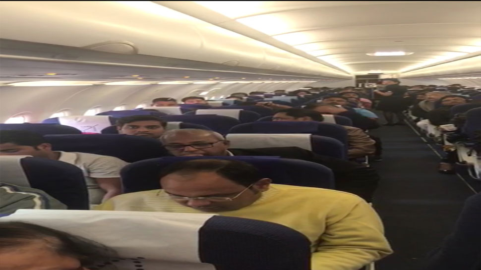 इंडिगो फ्लाइट में यात्री तीन घंटे तक रहे परेशान. इंडिगो फ्लाइट में यात्री तीन घंटे तक रहे परेशान.