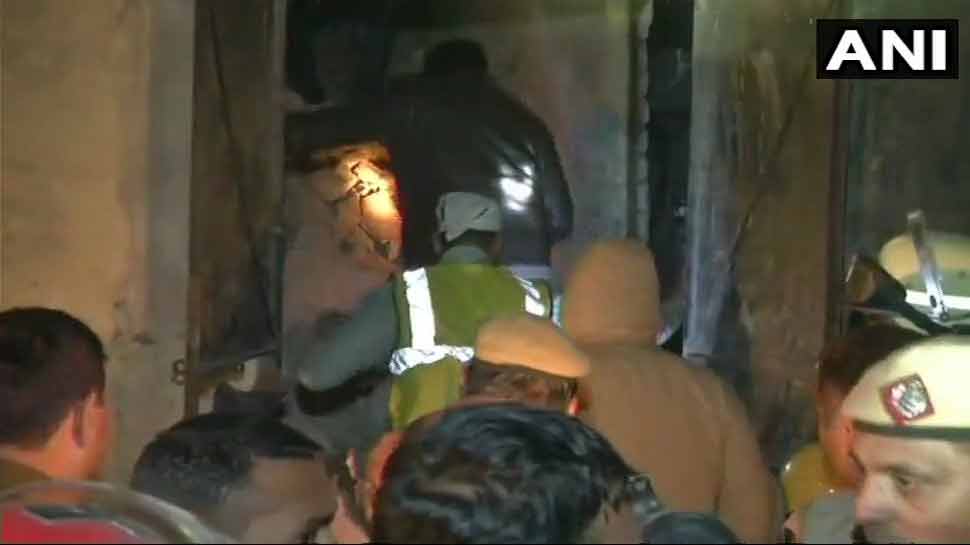 दिल्ली: मोती नगर में सिलेंडर फटने से गिरी इमारत, 7 लोगों की मौत, फैक्टरी मालिक के खिलाफ केस दर्ज दिल्ली: मोती नगर में सिलेंडर फटने से गिरी इमारत, 7 लोगों की मौत, फैक्टरी मालिक के खिलाफ केस दर्ज