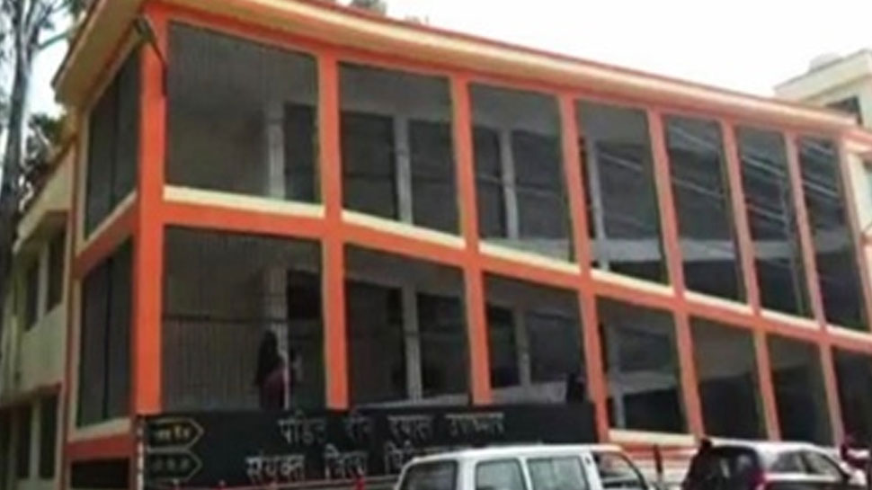 अब भगवा रंग में रंगा मुरादाबाद जिला अस्पताल, छिड़ी बहस अब भगवा रंग में रंगा मुरादाबाद जिला अस्पताल, छिड़ी बहस