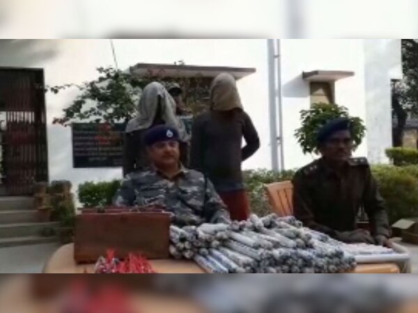 पुलिस ने अवैध रूप से चलाए जा रहे खदान में काम कर रहे दो लोगों को भी गिरफ्तार किया है.