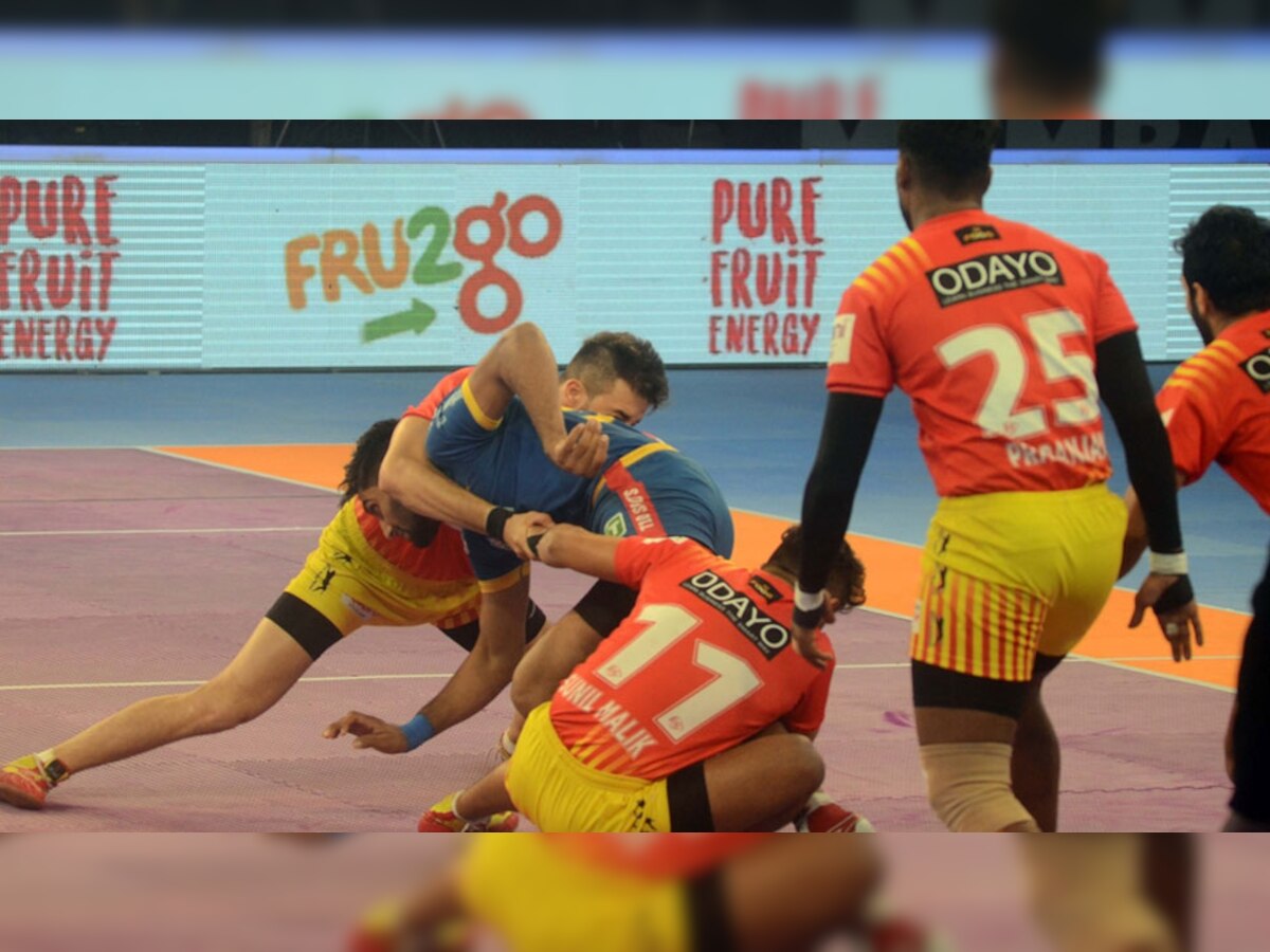 Pro Kabaddi League: गुजरात फार्च्यूनजाएंट्स और बेंगलुरू बुल्स के खिलाड़ी लीग मैच के दौरान. (फोटो: IANS) 