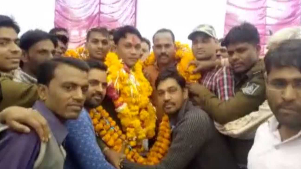 MP: अनोखे अंदाज में हुई थाना प्रभारी की विदाई, पुलिस परिवार के साथ ग्रामीण भी हुए शामिल