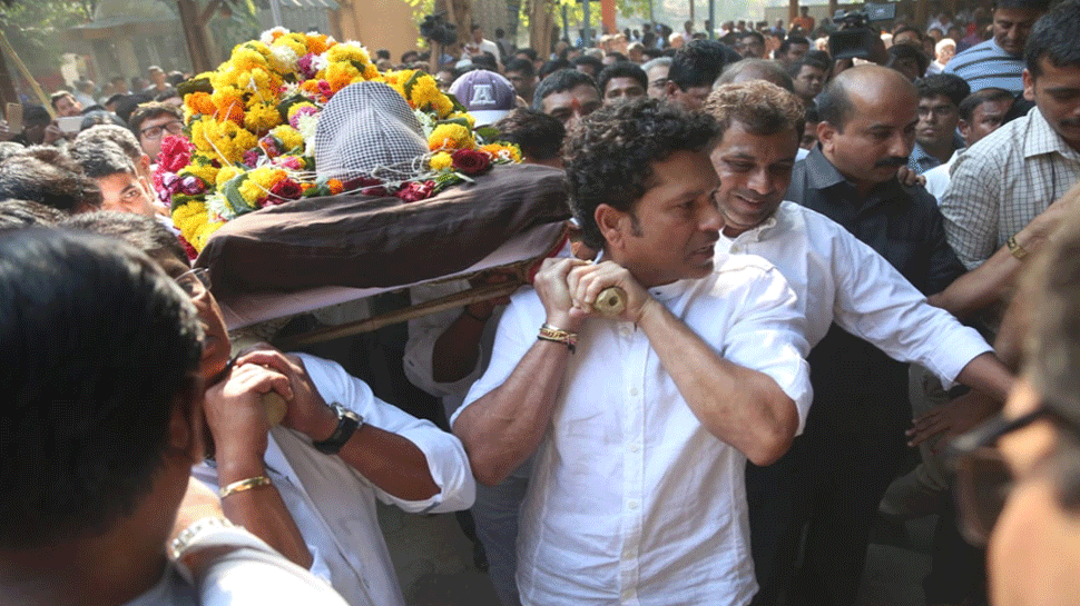 रमाकांत आचरेकर का अंतिम संस्कार गुरुवार को हुआ था. इसमें क्रिकेट जगत की कई मशहूर हस्तियां शामिल हुईं थी. रमाकांत आचरेकर का अंतिम संस्कार गुरुवार को हुआ था. इसमें क्रिकेट जगत की कई मशहूर हस्तियां शामिल हुईं थी.