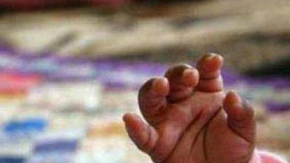 सूरतः फुटपाथ पर सो रहे 7 माह के बच्चे के ऊपर चढ़ी हवा में लहराती कार, मौत