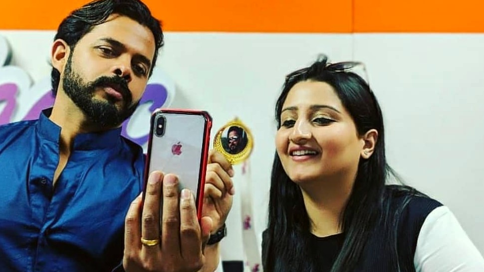 Video: पत्नी भुवनेश्वरी के स्कूल में चीफ गेस्ट बनकर गए थे श्रीसंत, यूं शुरू हुई थी रोमांटिक Love Story Video: पत्नी भुवनेश्वरी के स्कूल में चीफ गेस्ट बनकर गए थे श्रीसंत, यूं शुरू हुई थी रोमांटिक Love Story