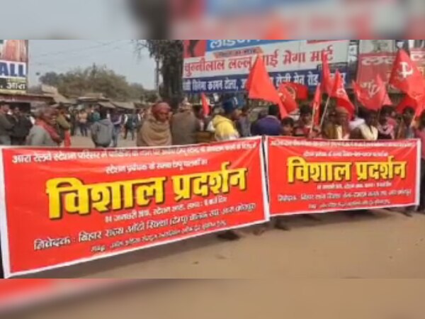 आरा रेलवे स्टेशन के बाहर रिक्शा चालकों ने किया प्रदर्शन.