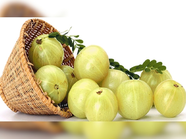 सर्दियों में डैंड्रफ ने कर दिया है परेशान, तो शैम्‍पू नहीं यूज करिए आंवला