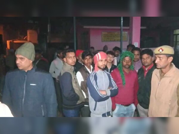 हादसे के बाद जिला अस्पताल में जमा लोगों की भीड़.  