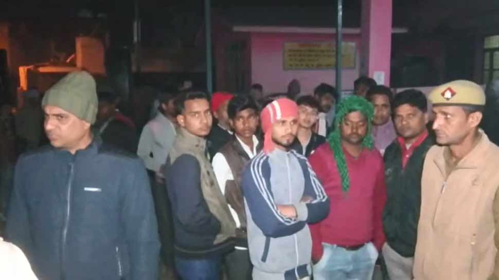 हादसे के बाद जिला अस्पताल में जमा लोगों की भीड़. हादसे के बाद जिला अस्पताल में जमा लोगों की भीड़.