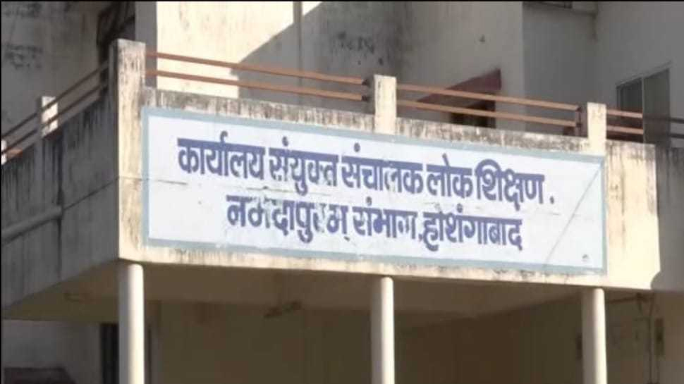 होशंगाबादः आधा सत्र बीतने के बाद भी नहीं मिली ड्रेस, बिना यूनिफॉर्म स्कूल जा रहे छात्र होशंगाबादः आधा सत्र बीतने के बाद भी नहीं मिली ड्रेस, बिना यूनिफॉर्म स्कूल जा रहे छात्र