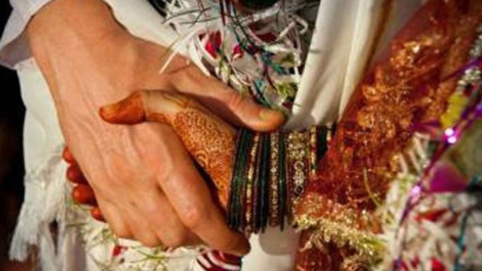 सहेली से हुआ इश्क तो लड़की ने चेंज करा लिया सेक्स, फिर रचाई शादी