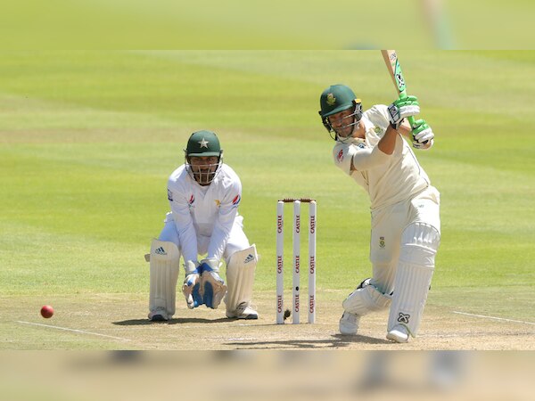 दक्षिण अफ्रीका के कप्तान फाफ डू प्लेसिस ने 103 रन की पारी खेली. (फोटो: Reuters) 