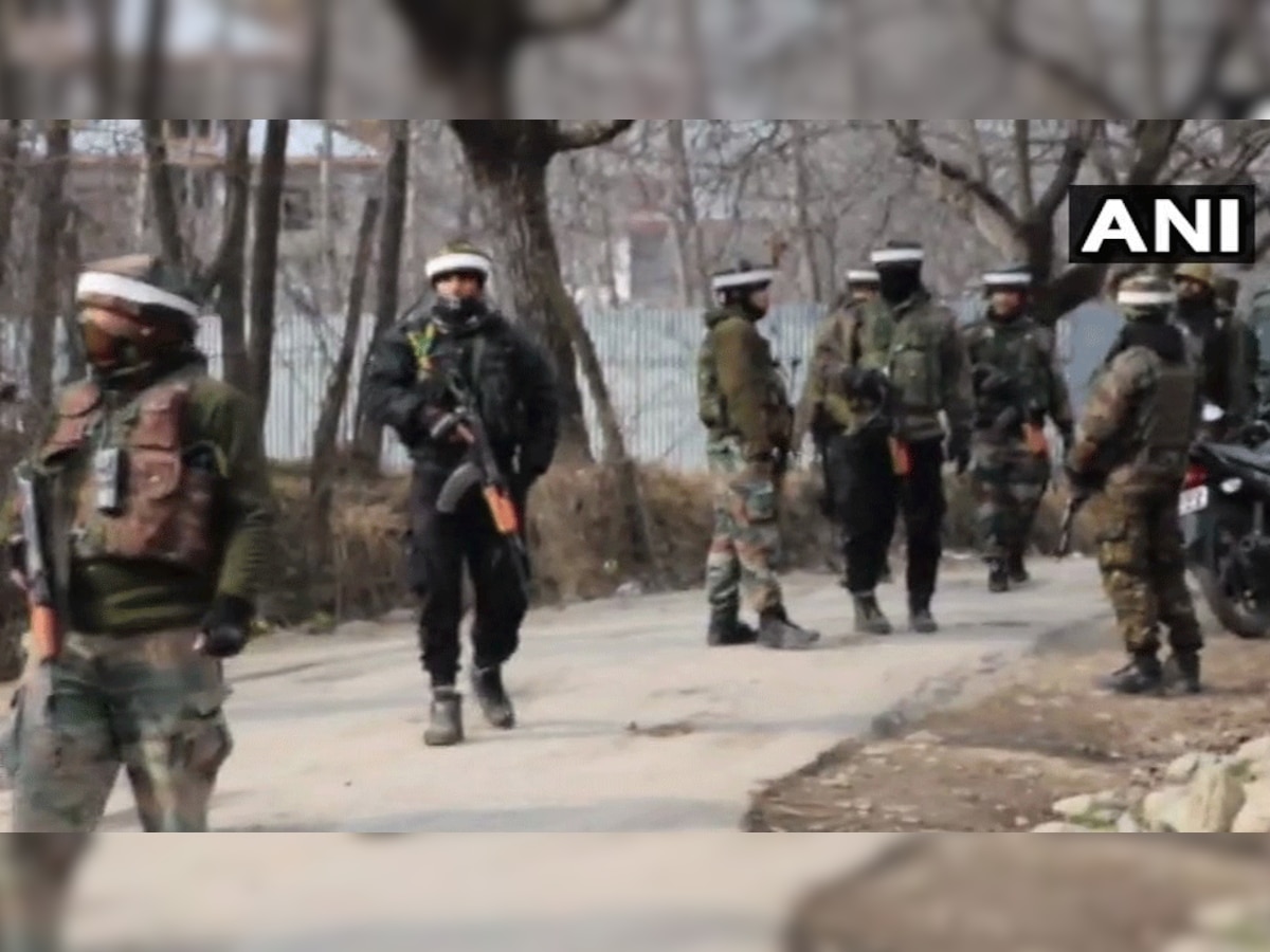 जम्‍मू-कश्‍मीर: पुलवामा में सुरक्षाबलों ने 2 आतंकियों को घेरा, जवानों पर हुई पत्‍थरबाजी