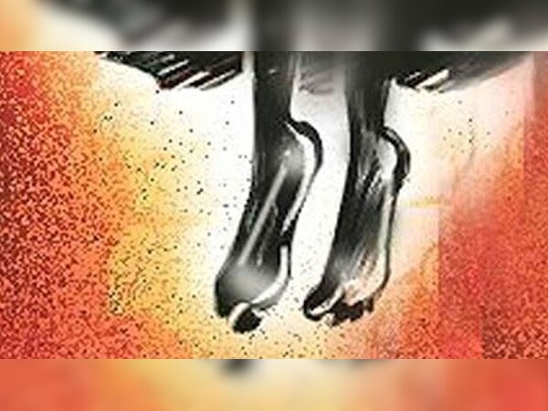 सोम की मां ठाणे में जानी मानी त्वचा रोग विशेषज्ञ हैं