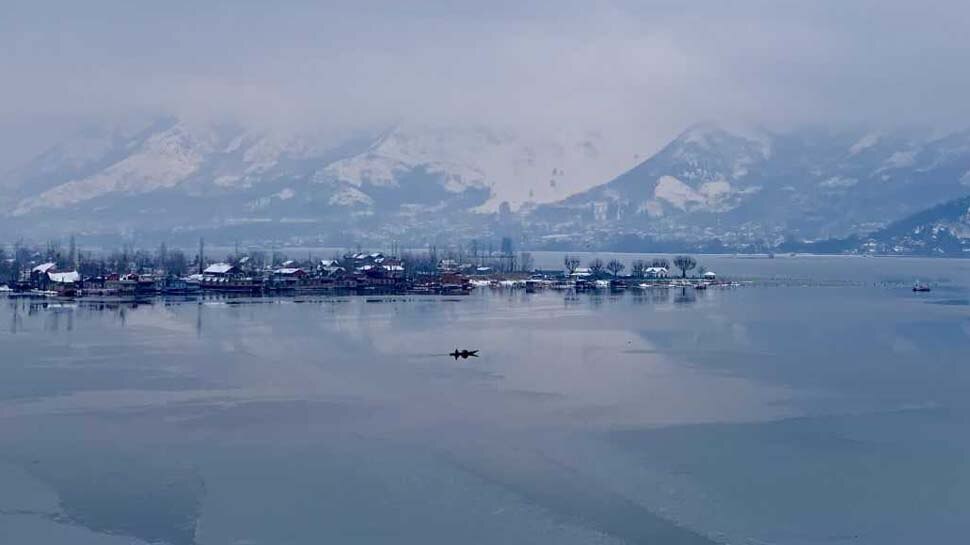 भीषण बर्फबारी से थम गया कश्मीर, कई इलाकों में बिजली गुल