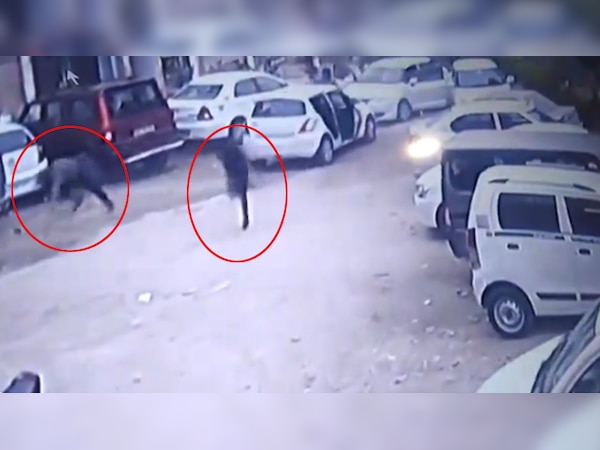 बदमाशों की ओर से फायरिंग होने पर कार से उतरकर जान बचाकर भागने लगे युवक.