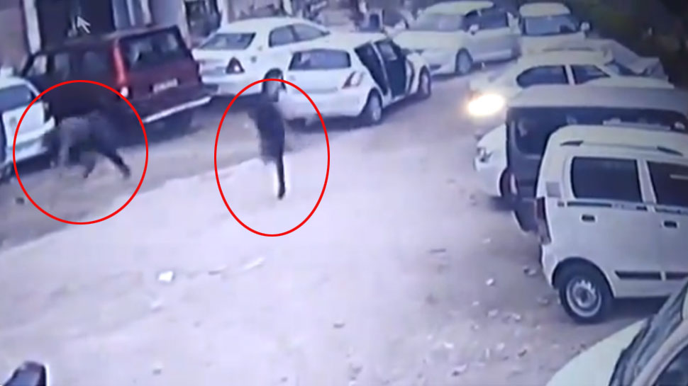 बदमाशों की ओर से फायरिंग होने पर कार से उतरकर जान बचाकर भागने लगे युवक. बदमाशों की ओर से फायरिंग होने पर कार से उतरकर जान बचाकर भागने लगे युवक.