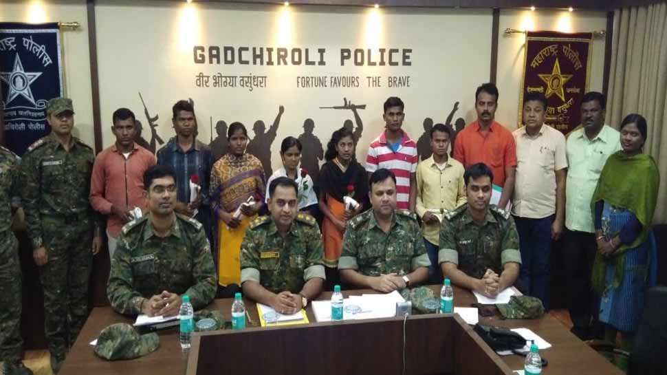 महाराष्ट्र: 31 लाख इनामी सात नक्सलियों ने गढ़चिरौली में किया आत्मसमर्पण महाराष्ट्र: 31 लाख इनामी सात नक्सलियों ने गढ़चिरौली में किया आत्मसमर्पण