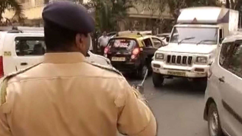 Zee News की मुहिम को मिला मुंबई पुलिस का साथ, अवैध पार्किंग पर की कार्रवाई