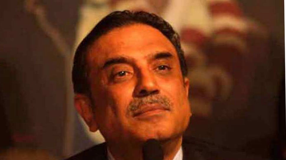 पाकिस्तान के पूर्व राष्ट्रपति जरदारी और उनके परिवार पर चल रहा है भ्रष्टाचार के आरोपों की जांच. (फाइल फोटो) पाकिस्तान के पूर्व राष्ट्रपति जरदारी और उनके परिवार पर चल रहा है भ्रष्टाचार के आरोपों की जांच. (फाइल फोटो)