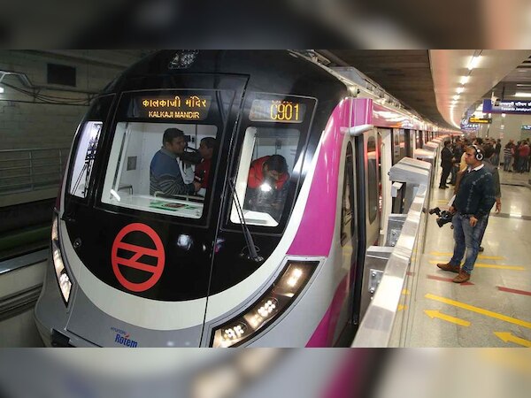 मोबाइल नेटवर्क स्ट्रांग करने के लिए जगह-जगह बूस्टर लगाए जा रहे हैं. (फाइल फोटो)