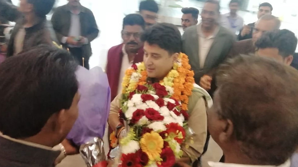 मध्य प्रदेश: ज्योतिरादित्य सिंधिया दौरा रद्द कर पहुंचे भोपाल, विधायकों की बैठक में शामिल मध्य प्रदेश: ज्योतिरादित्य सिंधिया दौरा रद्द कर पहुंचे भोपाल, विधायकों की बैठक में शामिल