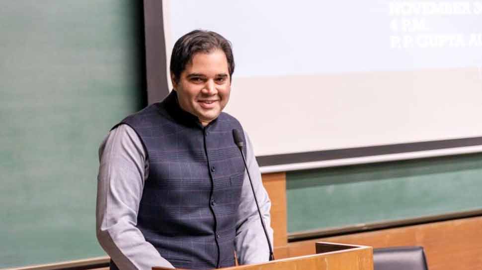 उत्तर प्रदेश विधानसभा चुनाव के वक्त से वरुण गांधी पार्टी में उपेक्षित चल रहे हैं. उत्तर प्रदेश विधानसभा चुनाव के वक्त से वरुण गांधी पार्टी में उपेक्षित चल रहे हैं.