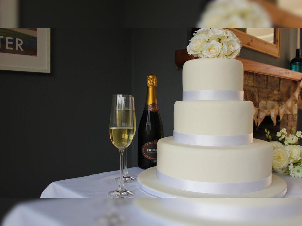 शादी में केटरर ने भेज दिया थर्माकोल से बना केक, शर्मिंदगी की वजह से फूट-फूटकर रोई दुल्हन