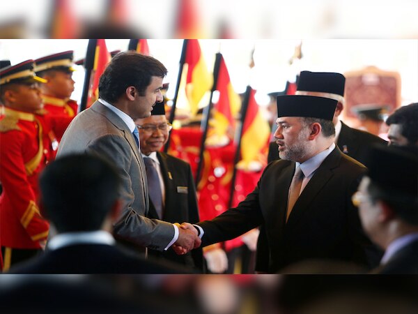 कतर के अमीर शेख तमीम बिन हमाद अल-थानी (बाएं) से मिलते मलेशिया के शाह मोहम्‍मद पंचम (दाएं). (फाइल फोटो)