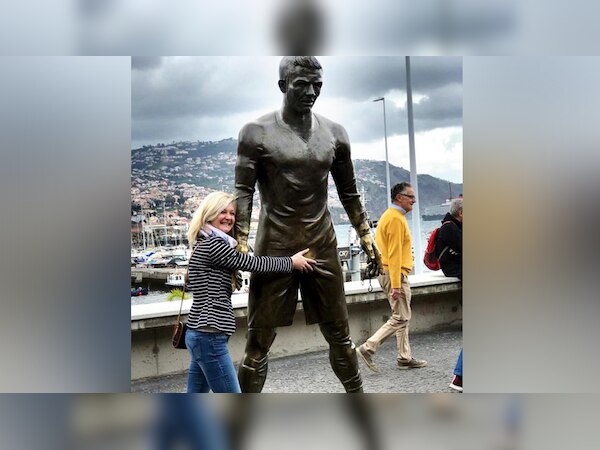 फुंचल में बनी क्रिस्टियानो की इस कांस्य प्रतिमा का आकर्षण केंद्र एक विशेष बॉडी पार्ट है.(फोटो साभार ट्विटर)
