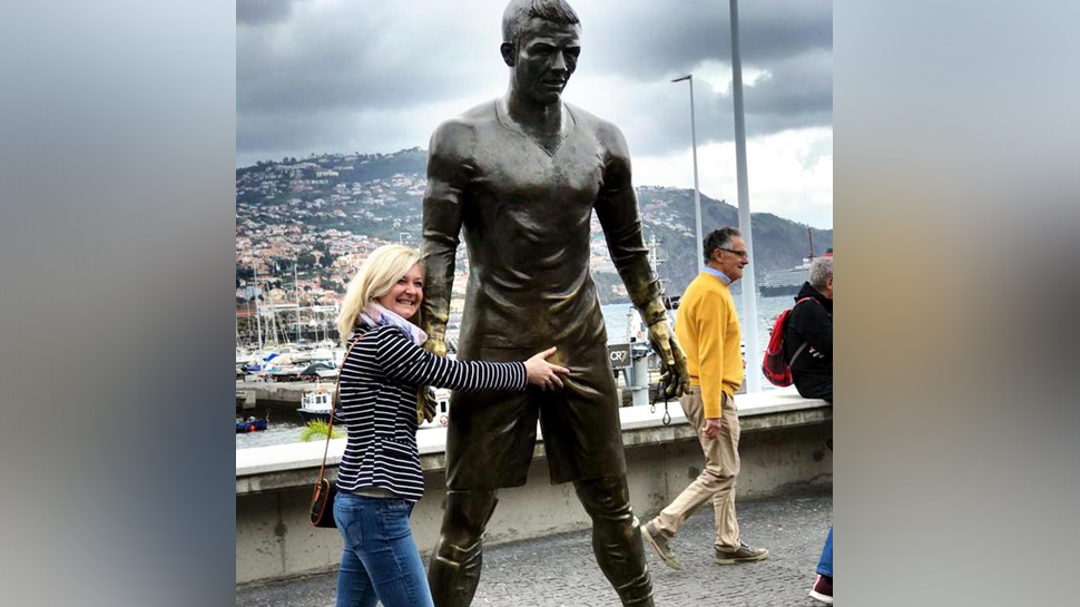 फुंचल में बनी क्रिस्टियानो की इस कांस्य प्रतिमा का आकर्षण केंद्र एक विशेष बॉडी पार्ट है.(फोटो साभार ट्विटर) फुंचल में बनी क्रिस्टियानो की इस कांस्य प्रतिमा का आकर्षण केंद्र एक विशेष बॉडी पार्ट है.(फोटो साभार ट्विटर)