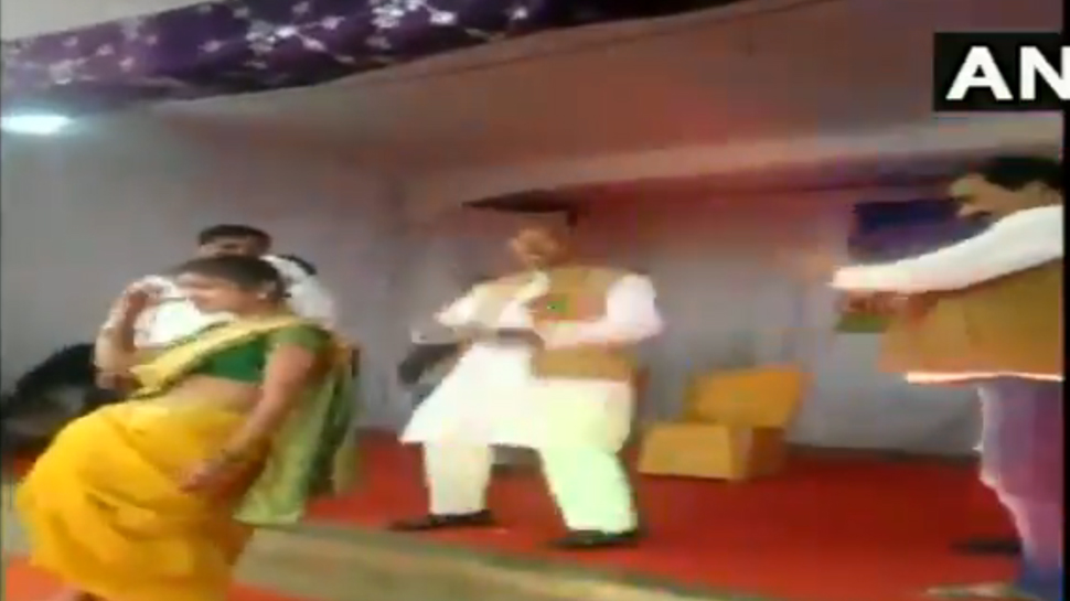 Video: जब कार्यक्रम में बजा 'लड़की आंख मारे'... मंच पर स्कूली छात्राओं संग सांसद ने ऐसे लगाए ठुमके