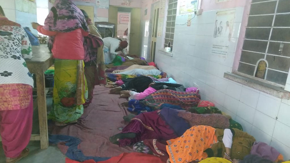 राजस्थान: स्वास्थ्य केंद्र की लापरवाही, ऑपरेशन के बाद महिलाओं को फर्श पर लिटाया