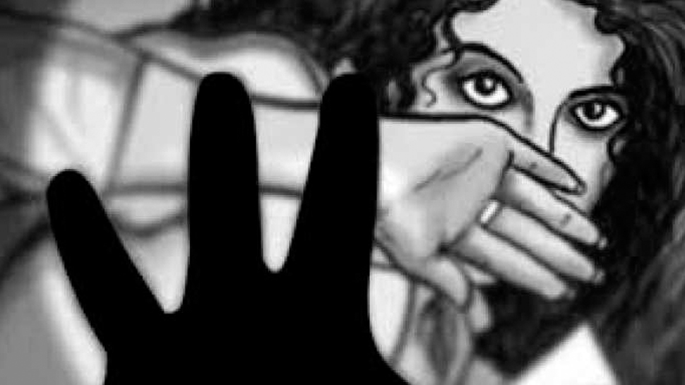 बागपतः खुले आम लड़की को छेड़ रहा था मनचला, बीच-बचाव करने पर महिला को दौड़ा-दौड़ा कर पीटा