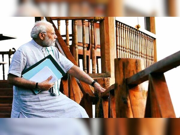 संविधान के अनुसार, आय और संपत्ति के आधार पर आरक्षण नहीं दिया जा सकता है. (फोटो साभार : @iSupportNamo)